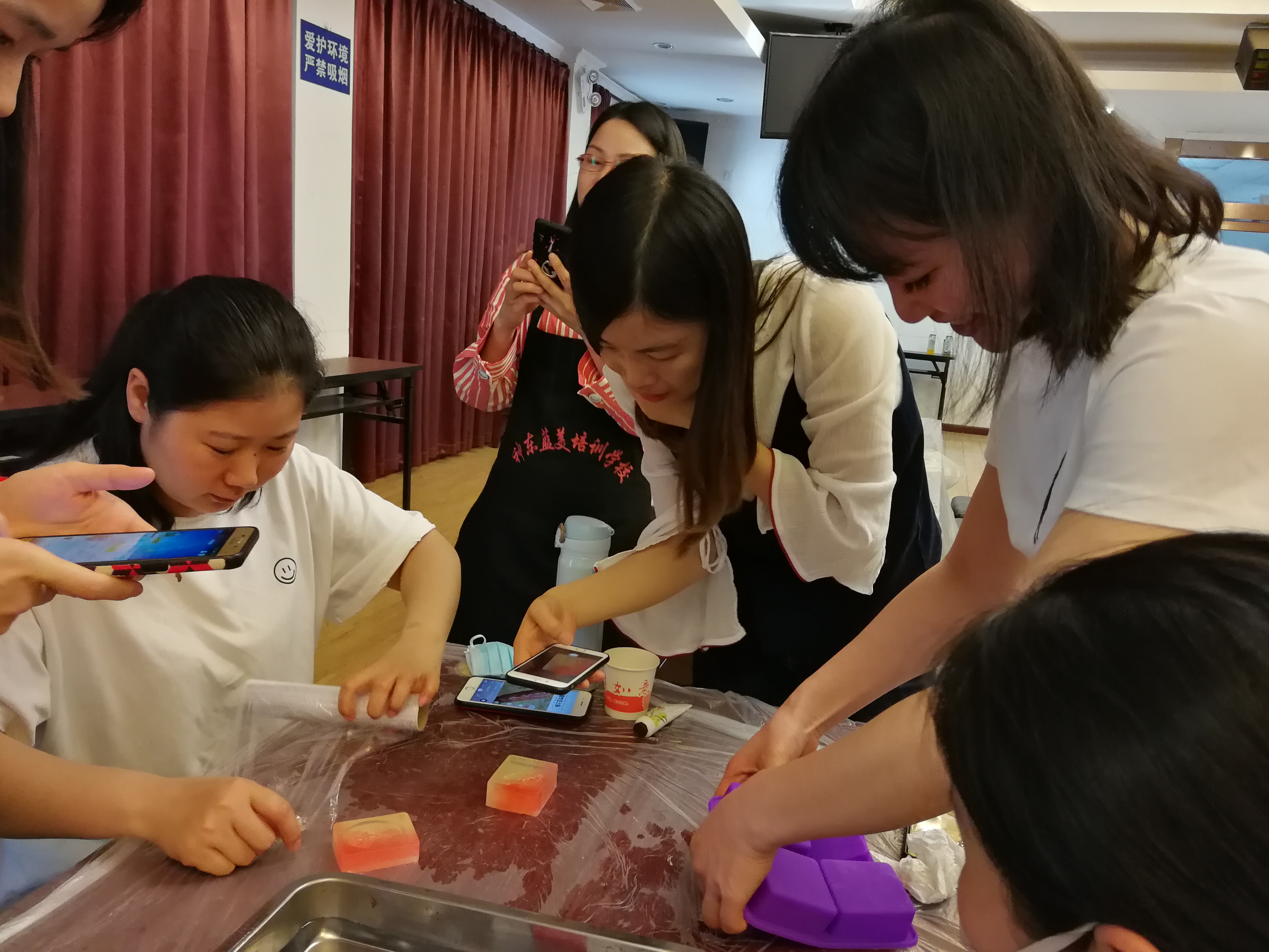 材料学院工会"品质生活diy"系列活动之手工皂diy